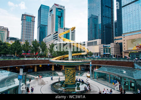 Chengdu, Chine - 27 juillet 2019 : dans la région de Chengdu Tianfu Square, la plus grande place publique dans la capitale du sud-ouest de la province chinoise du Sichuan. Banque D'Images