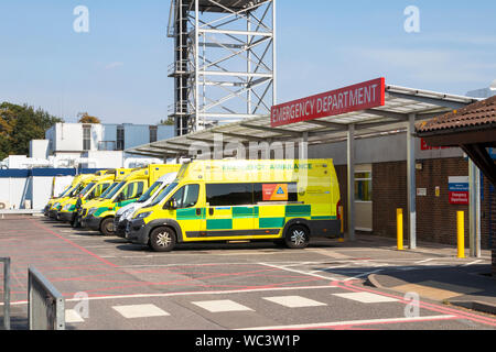 Service des urgences avec une ligne de côte sud est les ambulances stationné à l'extérieur de l'hôpital, William Harvey, Ashford, Kent, UK Banque D'Images