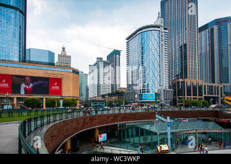 Chengdu, Chine - 27 juillet 2019 : dans la région de Chengdu Tianfu Square, la plus grande place publique dans la capitale du sud-ouest de la province chinoise du Sichuan. Banque D'Images