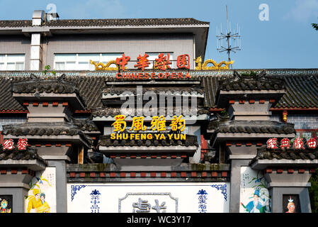 Chengdu, Chine - 27 juillet 2019 : Le Dr Zhou Sichuan Opera House un théâtre d'opéra chinois à Chengdu architecture traditionnelle vue de jour de rue Banque D'Images