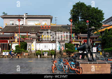 Chengdu, Chine - 27 juillet 2019 : Le Dr Zhou Sichuan Opera House un théâtre d'opéra chinois à Chengdu architecture traditionnelle vue de jour de rue Banque D'Images