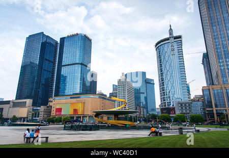 Chengdu, Chine - 27 juillet 2019 : dans la région de Chengdu Tianfu Square, la plus grande place publique dans la capitale du sud-ouest de la province chinoise du Sichuan. Banque D'Images