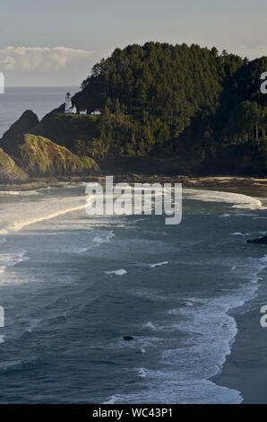 Sur la côte de l'Oregon, se dresse au sommet du phare de Heceta Head falaises surplombant une plage isolée, vu de l'US 101, la côte du Pacifique Scenic Byway. Banque D'Images