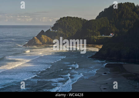 Sur la côte de l'Oregon, se dresse au sommet du phare de Heceta Head falaises surplombant une plage isolée, vu de l'US 101, la côte du Pacifique Scenic Byway. Banque D'Images