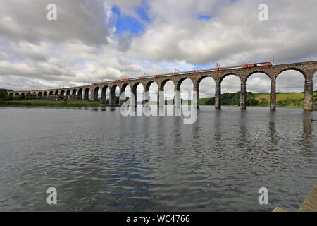 Un LNER train à grande vitesse traversant le pont frontière royale au-dessus de la rivière Tweed, Berwick upon Tweed, Northumberland, England, UK Banque D'Images