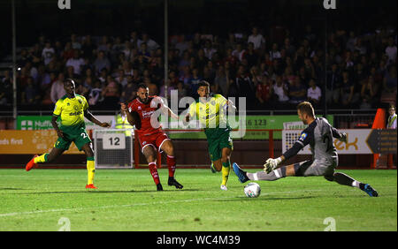 Crawley Town's Ollie Palmer voit son tir sauvé par le gardien de Norwich City Ralf Fahrmann (à droite) lors de la Coupe du buffle Deuxième tour au stade de pension, Crawley. Banque D'Images