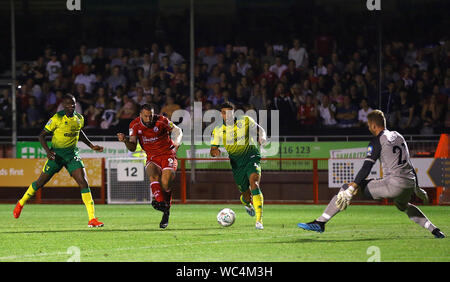 Crawley Town's Ollie Palmer voit son tir sauvé par le gardien de Norwich City Ralf Fahrmann (à droite) lors de la Coupe du buffle Deuxième tour au stade de pension, Crawley. Banque D'Images