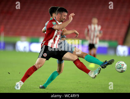 L'Enda Stevens de Sheffield United (à gauche) en action lors de la Coupe du buffle Deuxième tour à Bramall Lane, Sheffield. Banque D'Images