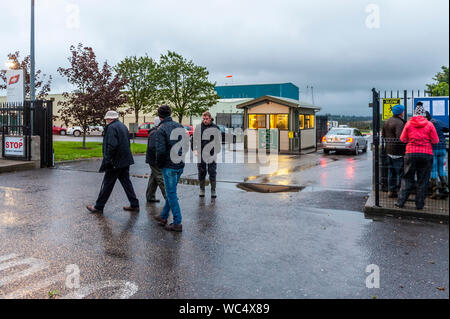 Bandon, West Cork, Irlande. 27 août 2019. Un groupe d'agriculteurs a repris ce soir leur protestation devant ABP Bandon, malgré une injonction du tribunal. Les agriculteurs sont mécontents des pourparlers qui ont eu lieu la semaine dernière et demandent au ministre Michael Creed d'intervenir dans l'impasse des prix. L'injonction du tribunal est affichée à l'extérieur des portes de l'usine, mais elle est établie à Beef Plan, et non à des agriculteurs individuels. Les agriculteurs disent qu'ils sont là pour le long terme. Crédit : AG News/Alay Live News. Banque D'Images