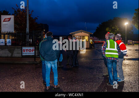 Bandon, West Cork, Irlande. 27 août 2019. Un groupe d'agriculteurs a repris ce soir leur protestation devant ABP Bandon, malgré une injonction du tribunal. Les agriculteurs sont mécontents des pourparlers qui ont eu lieu la semaine dernière et demandent au ministre Michael Creed d'intervenir dans l'impasse des prix. L'injonction du tribunal est affichée à l'extérieur des portes de l'usine, mais elle est établie à Beef Plan, et non à des agriculteurs individuels. Les agriculteurs disent qu'ils sont là pour le long terme. Crédit : AG News/Alay Live News. Banque D'Images