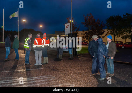 Bandon, West Cork, Irlande. 27 août 2019. Un groupe d'agriculteurs a repris ce soir leur protestation devant ABP Bandon, malgré une injonction du tribunal. Les agriculteurs sont mécontents des pourparlers qui ont eu lieu la semaine dernière et demandent au ministre Michael Creed d'intervenir dans l'impasse des prix. L'injonction du tribunal est affichée à l'extérieur des portes de l'usine, mais elle est établie à Beef Plan, et non à des agriculteurs individuels. Les agriculteurs disent qu'ils sont là pour le long terme. Crédit : AG News/Alay Live News. Banque D'Images