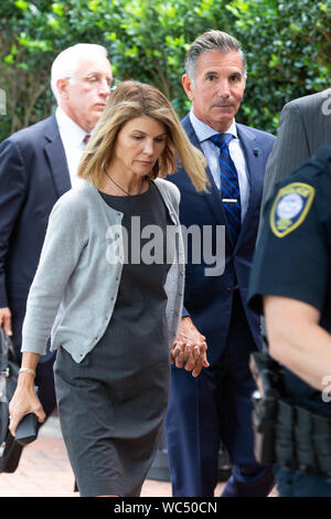 Boston, USA. Août 27, 2019. L'actrice Lori Loughlin (L) et mari et designer de mode Mossimo Giannulli quitter le John Joseph Moakley United States Courthouse à Boston le Mardi, Août 27, 2019. Loughlin et son mari Mossimo Giannulli tiennent une audience pour régler un différend au sujet de leur choix d'avocats dans une affaire de corruption l'admission à l'université. Credit : UPI/Alamy Live News Banque D'Images