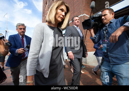 Boston, USA. Août 27, 2019. L'actrice Lori Loughlin quitte le John Joseph Moakley United States Courthouse à Boston le Mardi, Août 27, 2019. Loughlin et son mari Mossimo Giannulli tiennent une audience pour régler un différend au sujet de leur choix d'avocats dans une affaire de corruption l'admission à l'université. Credit : UPI/Alamy Live News Banque D'Images