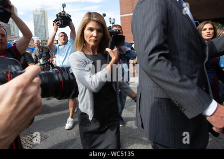 Boston, USA. Août 27, 2019. L'actrice Lori Loughlin quitte le John Joseph Moakley United States Courthouse à Boston le Mardi, Août 27, 2019. Loughlin et son mari Mossimo Giannulli tiennent une audience pour régler un différend au sujet de leur choix d'avocats dans une affaire de corruption l'admission à l'université. Credit : UPI/Alamy Live News Banque D'Images