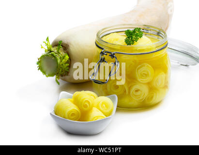 Daikon mariné sur fond blanc dans le bocal en verre Banque D'Images