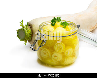 Daikon mariné sur fond blanc dans le bocal en verre Banque D'Images