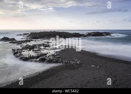 Mesa del mar plage de sable et de roches volcaniques, une longue exposition de la photographie, avec les vagues de l'océan Atlantique, d'horizon avec le coucher du soleil, lumière, Tacoronte Tenerife, Cana Banque D'Images