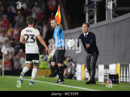 Fulham manager Scott Parker (à droite) lance la balle à Joe Bryan pendant le deuxième tour de la Coupe du buffle à Craven Cottage, à Londres. Banque D'Images