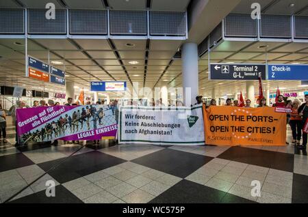 Munich, Allemagne. Août 27, 2019. Munich, Bavière, Allemagne. Août 27, 2019. ''L'ouverture des frontières pour les réfugiés''. Ce qui coïncide avec une déportation massive de l'Allemagne à l'Afghanistan, 100 réfugiés, migrants, et des militants ont organisé une protestation contre l'Allemagne à l'égard des réfugiés politique à l'Aéroport International de Munich. Au nombre des critiques : l'utilisation des centres d'ancrage (Ankerzentren) visant à séquestrer les réfugiés et les migrants à l'écart de la société, les évaluations d'asile injuste par BAMF, la convention de Dublin III, et la controverse "terre d'origine'' des décisions qui ont été utilisées pour accélérer deportatio Banque D'Images