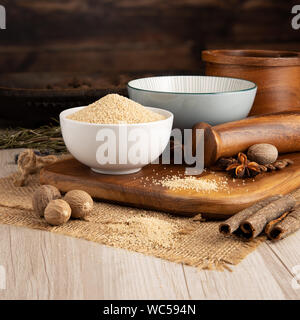 White Poppy Seeds dans un bol et préparation des aliments et dans un décor de cuisine Banque D'Images