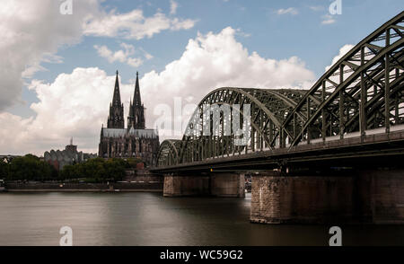 / Hohenzollernbrücke Pont Hohenzollern, Cologne, Allemagne Banque D'Images