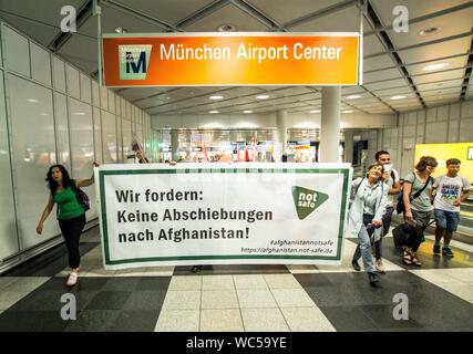 Munich, Bavière, Allemagne. Août 27, 2019. ''Nous ne demandons pas d'expulsions vers l'Afghanistan''. Ce qui coïncide avec une déportation massive de l'Allemagne à l'Afghanistan, 100 réfugiés, migrants, et des militants ont organisé une protestation contre l'Allemagne à l'égard des réfugiés politique à l'Aéroport International de Munich. Au nombre des critiques : l'utilisation des centres d'ancrage (Ankerzentren) visant à séquestrer les réfugiés et les migrants à l'écart de la société, les évaluations d'asile injuste par BAMF, la convention de Dublin III, et la controverse "terre d'origine'' des décisions qui ont été utilisées pour accélérer les déportations dans la guerre Banque D'Images