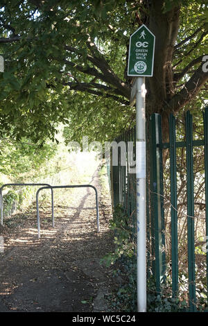 Août 2019 - La chaîne verte à pied, les signes et le chemin, Londres SW12 Banque D'Images