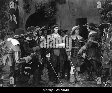 LEON BARRY comme Athos et Aramis Eugene Pallette comme dans les trois mousquetaires 1921 directeur Fred Niblo Douglas Fairbanks D'Artagnan roman Alexandre Dumas film muet Douglas Fairbanks Images / United Artists Banque D'Images