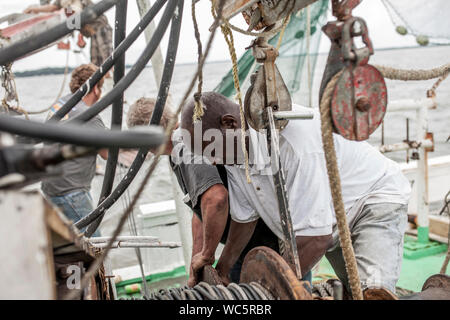 Les pêcheurs travaillant à bord des navires Banque D'Images