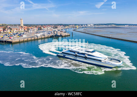 Pays-bas, Terschelling - Aug 25, 2019 : Catamaran Mme Tiger quitte le port de West-Terschelling West Frisian Islands, sur sa façon de port néerlandais de Har Banque D'Images