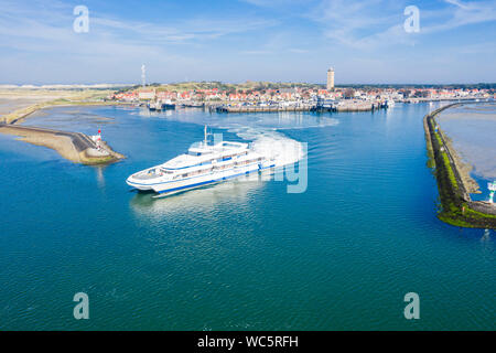 Pays-bas, Terschelling - Aug 25, 2019 : Catamaran Mme Tiger quitte le port de West-Terschelling West Frisian Islands, sur sa façon de port néerlandais de Har Banque D'Images