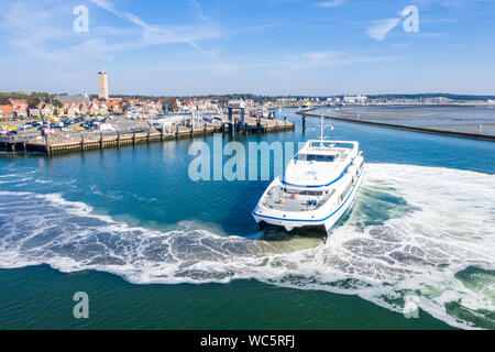 Pays-bas, Terschelling - Aug 25, 2019 : Catamaran Mme Tiger quitte le port de West-Terschelling West Frisian Islands, sur sa façon de port néerlandais de Har Banque D'Images