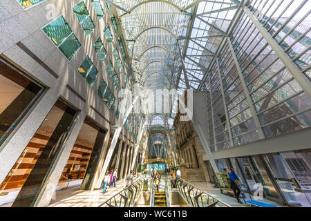 Toronto, Canada, 2019 Juillet-26 : Brookfield Place, Allen Lambert Galleria de passage, un atrium conçu par l'architecte espagnol Santiago Calatrava qui conn Banque D'Images