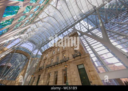 Toronto, Canada, 2019 Juillet-26 : Brookfield Place, Allen Lambert Galleria de passage, un atrium conçu par l'architecte espagnol Santiago Calatrava qui conn Banque D'Images