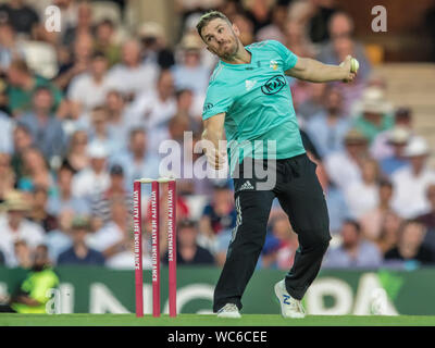 Londres, Royaume-Uni. 27 août, 2019.Aaron Finch bowling pour Surrey contre Somerset de la vitalité T20 Blast match à la Kia Oval. David Rowe/Alamy Live News Banque D'Images