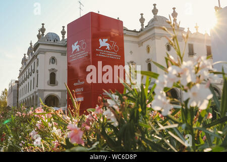 Venise, Italie. Août 27, 2019. Les fleurs sont voir devant le cinéma Palace avant le 76e Festival International du Film de Venise au Lido de Venise, Italie, le 27 août, 2019. Le 76e Festival International du Film de Venise donneront le coup d'ici mercredi. Credit : Zhang Cheng/Xinhua/Alamy Live News