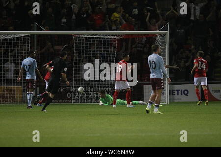 CREWE, Angleterre 27 AOÛT Ryan Wintle de Crewe Alexandra scores pour le rendre 1-5 lors du match de Coupe du buffle entre Crewe Alexandra et à Aston Villa, Crewe Alexandra, stade le mardi 27 août 2019. (Crédit : Simon Newbury | MI News) usage éditorial uniquement, licence requise pour un usage commercial. Aucune utilisation de pari, de jeux ou d'un seul club/ligue/dvd publications. Photographie peut uniquement être utilisé pour les journaux et/ou magazines des fins éditoriales Crédit : MI News & Sport /Alamy Live News Banque D'Images