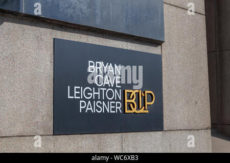 Plaque signalétique d'avocats international Bryan Cave Leighton Paisner en dehors de ses bureaux à Londres headquaerters Adelaide House dans la ville de London EC4 Banque D'Images