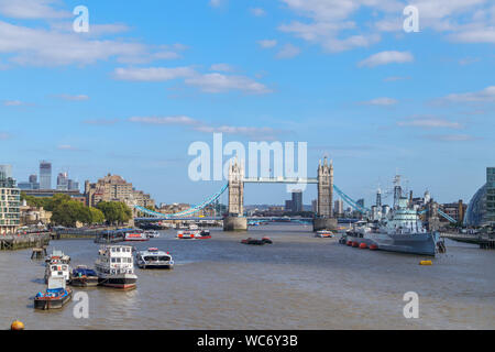 Une vue panoramique sur la piscine de Londres sur la Tamise avec une vue sur l'emblématique Tower Bridge et HMS Belfast, vue du London Bridge Banque D'Images