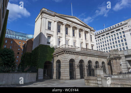 Piliers de la façade classique de poissonnerie Hall, maison de l'entreprise de poissonnerie sur la rive nord de la Tamise vue de Thames Path Banque D'Images