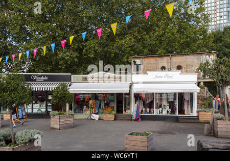 Vêtements et petites boutiques d'artisanat et boutiques de Gabriel's Wharf à Southwark, Londres SE1 sur la rive sud de la digue de la Tamise Banque D'Images