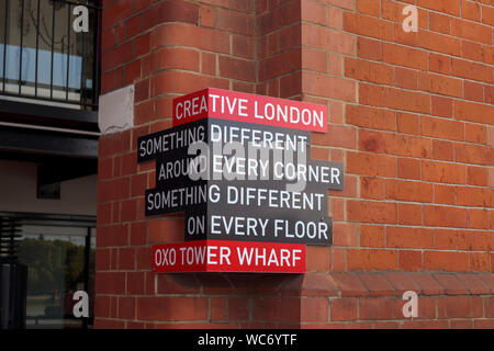 Inscrivez-vous sur un mur à l'Oxo Tower Wharf sur la rive sud de la digue de la Tamise à Southwark, Londres SE1 boutiques Londres publicité créative Banque D'Images