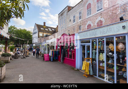 Vêtements et petites boutiques d'artisanat et boutiques de Gabriel's Wharf à Southwark, Londres SE1 sur la rive sud de la digue de la Tamise Banque D'Images