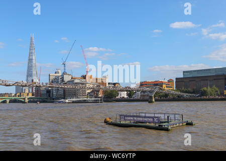 Voir à partir de la Tamise à pied sur la rive nord de l'autre côté de la Tamise sur le pont du Millénaire pour le fragment et le South Bank, Londres SE1 Banque D'Images