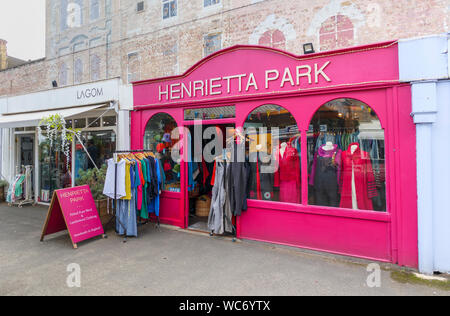 Vêtements et petites boutiques de mode et boutiques artisanales à Gabriel's Wharf, Southwark, London SE1, rive sud de la digue de la Tamise Banque D'Images