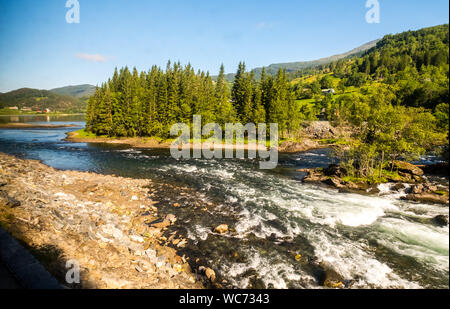 Fjord près de Bergen, petite île, l'épinette, les rapides, les grosses pierres, ciel bleu, Hordaland, Norvège, Scandinavie, Europe, Bergen, NI, Voyage, tourisme, destinati Banque D'Images