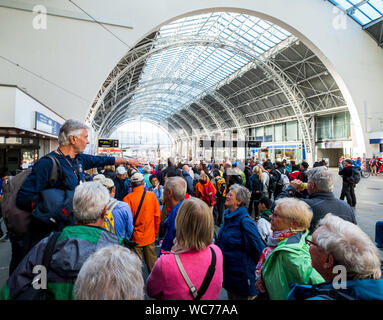 Les touristes à la gare de Bergen, guide, coupole en verre, toit, train, Bergen, Hordaland, Norvège, Scandinavie, Europe, ni, Voyage, tourisme, d Banque D'Images