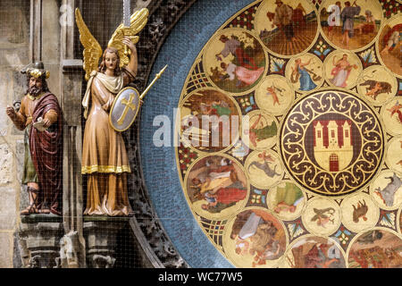 Horloge astronomique de Prague, philosophe et Archange Michael. Calendrier de fond, place de la Vieille ville horloge de Prague, République Tchèque Banque D'Images