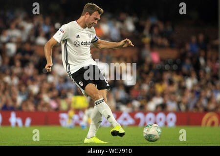 Londres, Royaume-Uni. Août 27, 2019. Kevin McDonald de Fulham en action. Carabao cup 2ème tour, EFL cup, Fulham v Southampton à Craven Cottage, à Londres, le mardi 27 août 2019. Cette image ne peut être utilisé qu'à des fins rédactionnelles. Usage éditorial uniquement, licence requise pour un usage commercial. Aucune utilisation de pari, de jeux ou d'un seul club/ligue/dvd publications pic par Steffan Bowen/Andrew Orchard la photographie de sport/Alamy live news Crédit : Andrew Orchard la photographie de sport/Alamy Live News Banque D'Images