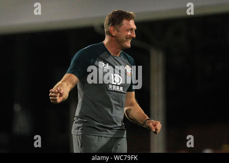 Londres, Royaume-Uni. Août 27, 2019. Southampton Manager Ralph Hasenhuttl célèbre la victoire de son équipe après le match. Carabao cup 2ème tour, EFL cup, Fulham v Southampton à Craven Cottage, à Londres, le mardi 27 août 2019. Cette image ne peut être utilisé qu'à des fins rédactionnelles. Usage éditorial uniquement, licence requise pour un usage commercial. Aucune utilisation de pari, de jeux ou d'un seul club/ligue/dvd publications pic par Steffan Bowen/Andrew Orchard la photographie de sport/Alamy live news Crédit : Andrew Orchard la photographie de sport/Alamy Live News Banque D'Images